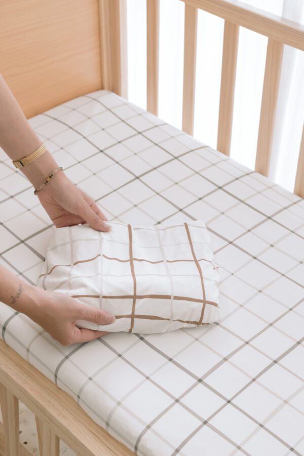 SUMMER CRIB SHEET - PLAID PRINT