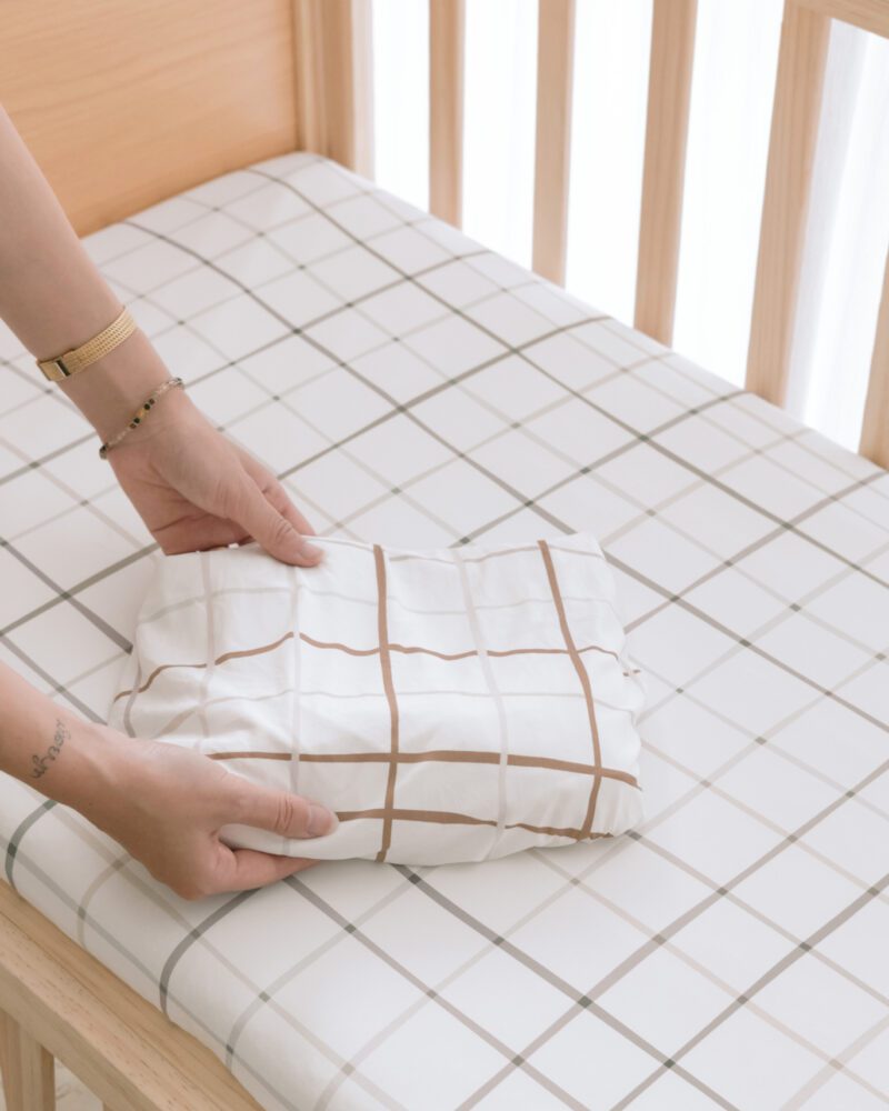 SUMMER CRIB SHEET - PLAID PRINT